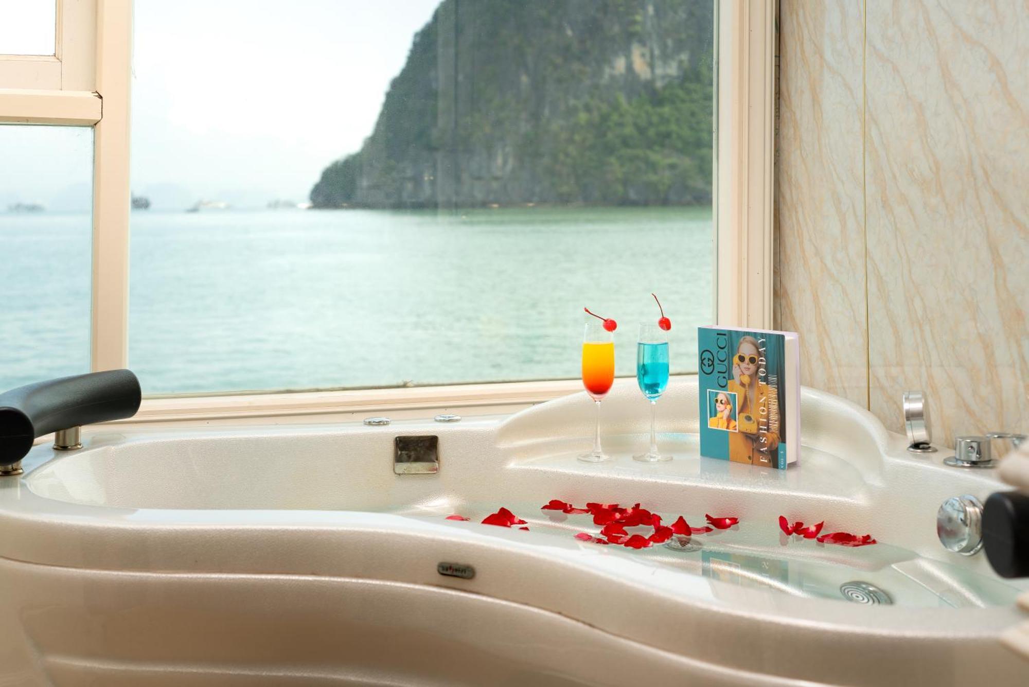 Halong Aquamarine Royal Cruise 호텔 하롱 외부 사진