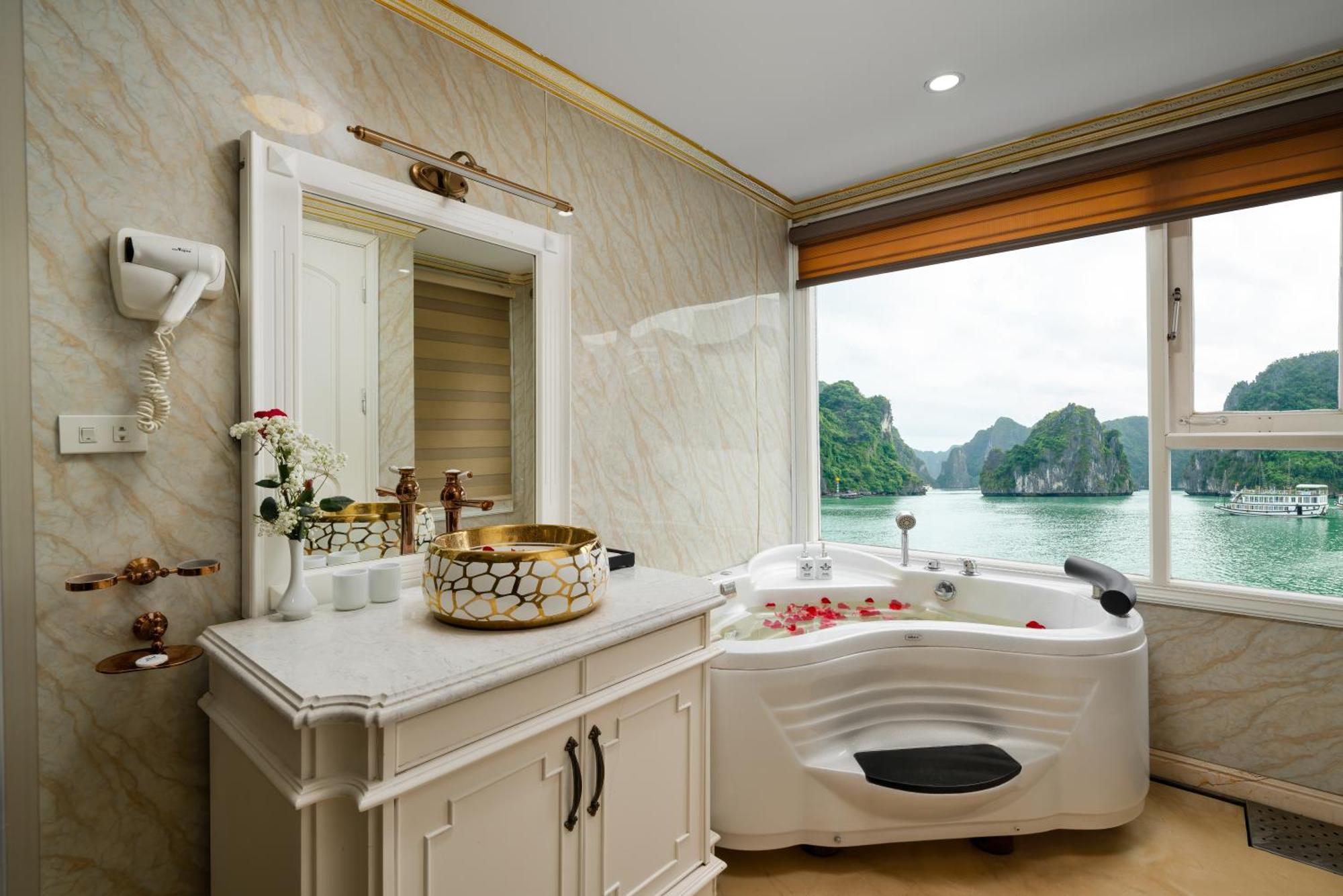 Halong Aquamarine Royal Cruise 호텔 하롱 외부 사진